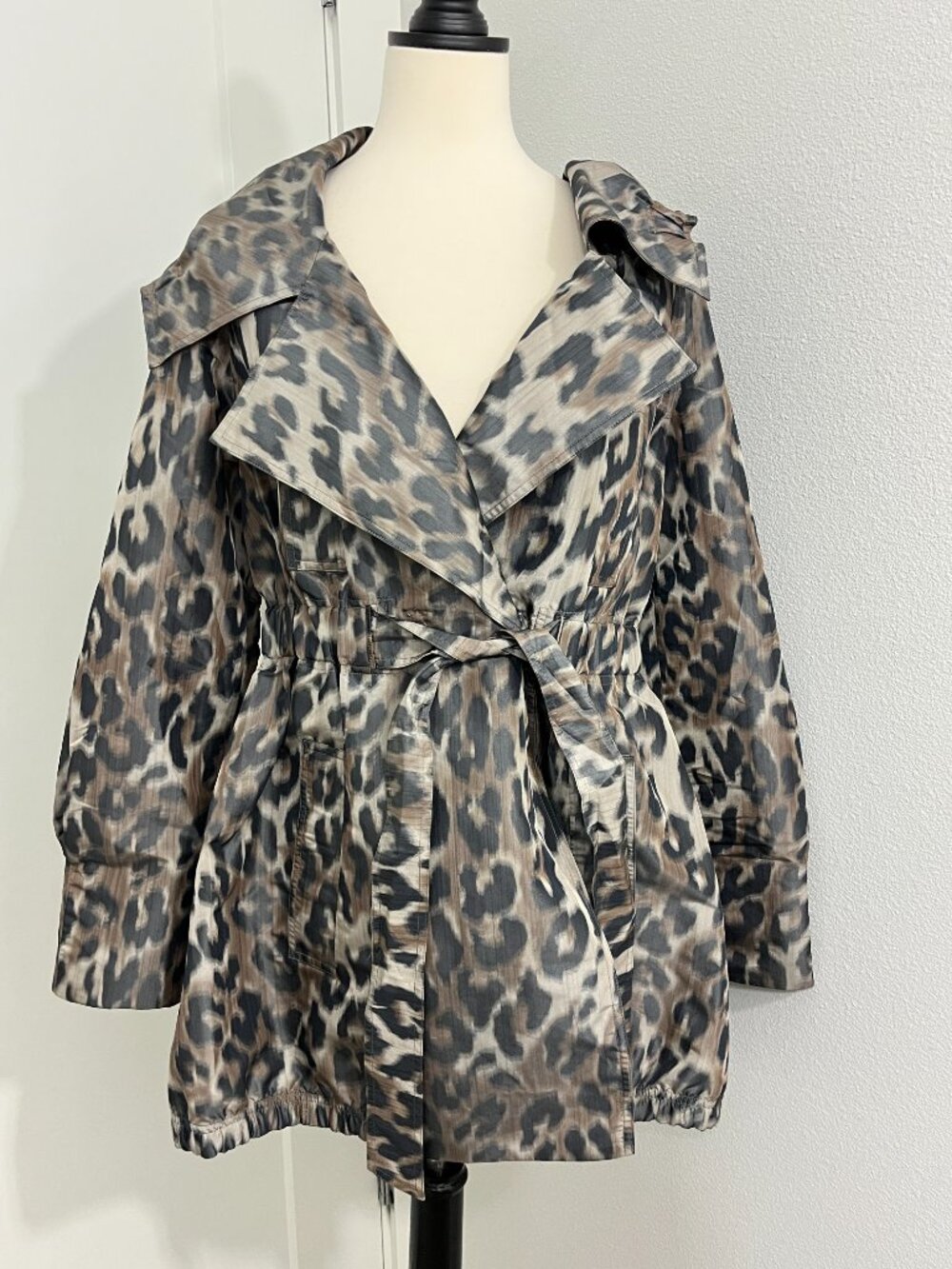 St. John Size Medium Brown, Black Animal Print Jacket with Pockets and Sash Belt